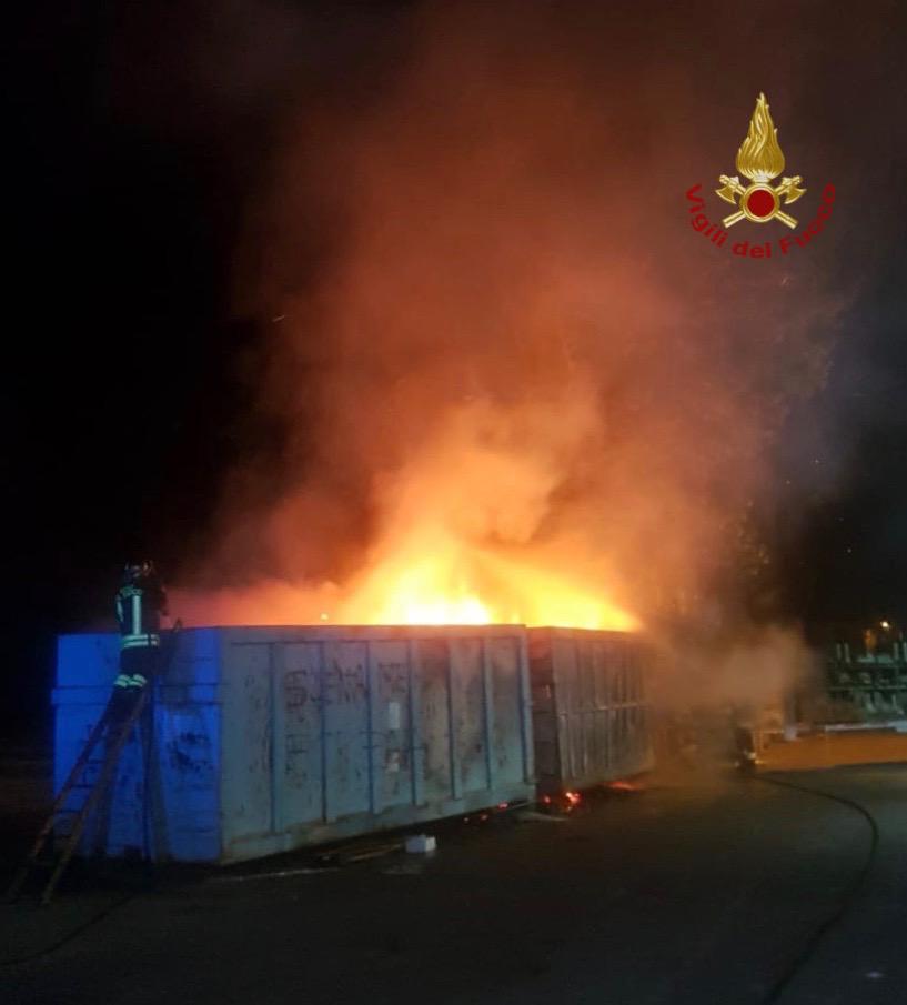 Due container in fiamme nella notte