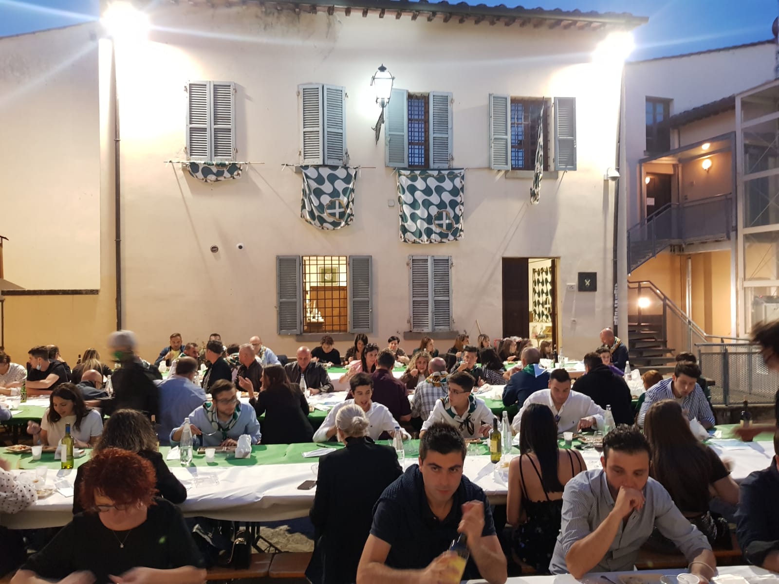 Porta Sant’Andrea, sabato si cena nella corte. Per tutto il mese di luglio pizzerie e cene all’aperto, ogni giovedì e sabato, nel pieno rispetto dei protocolli di igiene e sicurezza