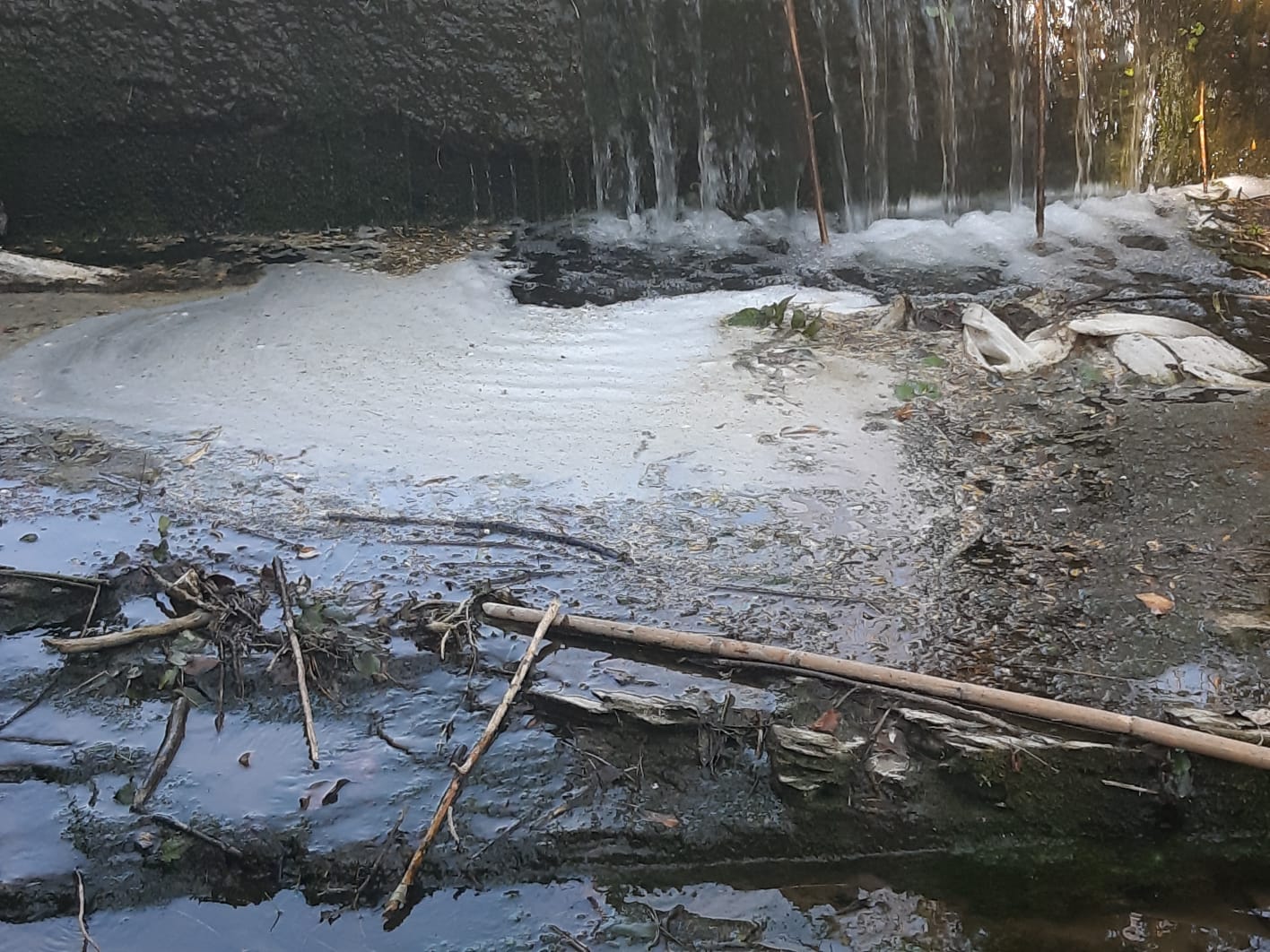 Consorzio 2 Alto Valdarno, torrente Chianicella: controlli in corso su acqua schiumosa e chiazze nere