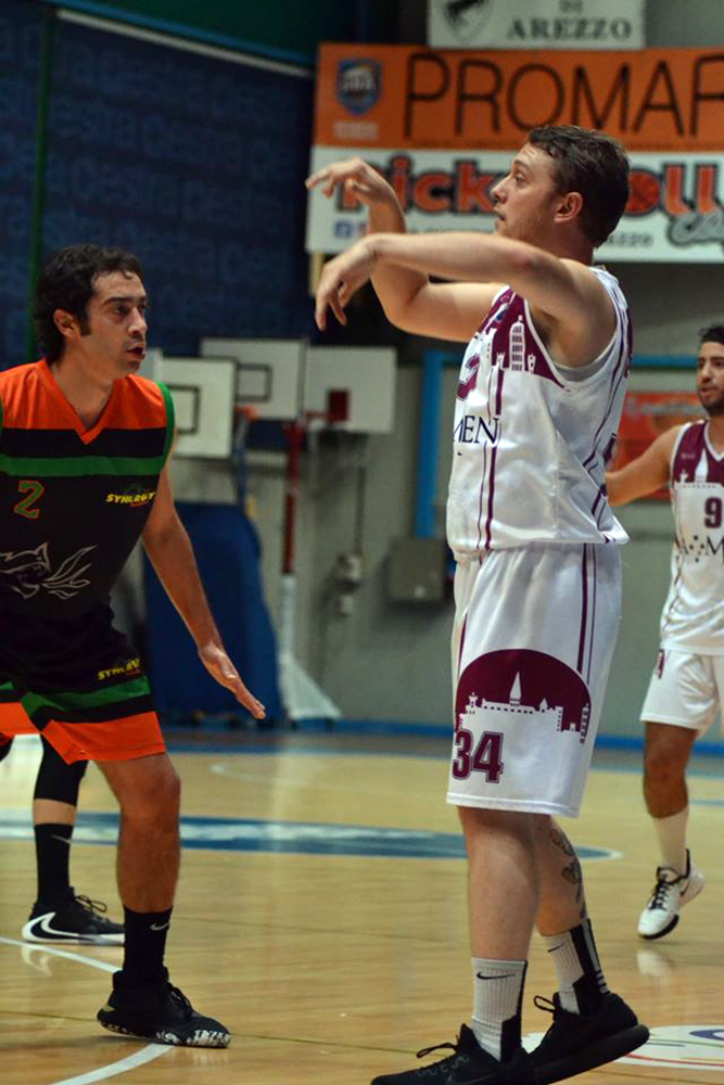 Capitan Castelli chiude le conferme dell’Amen Scuola Basket Arezzo. Il numero 34 amaranto è l’ultimo senior a disposizione di coach Milli