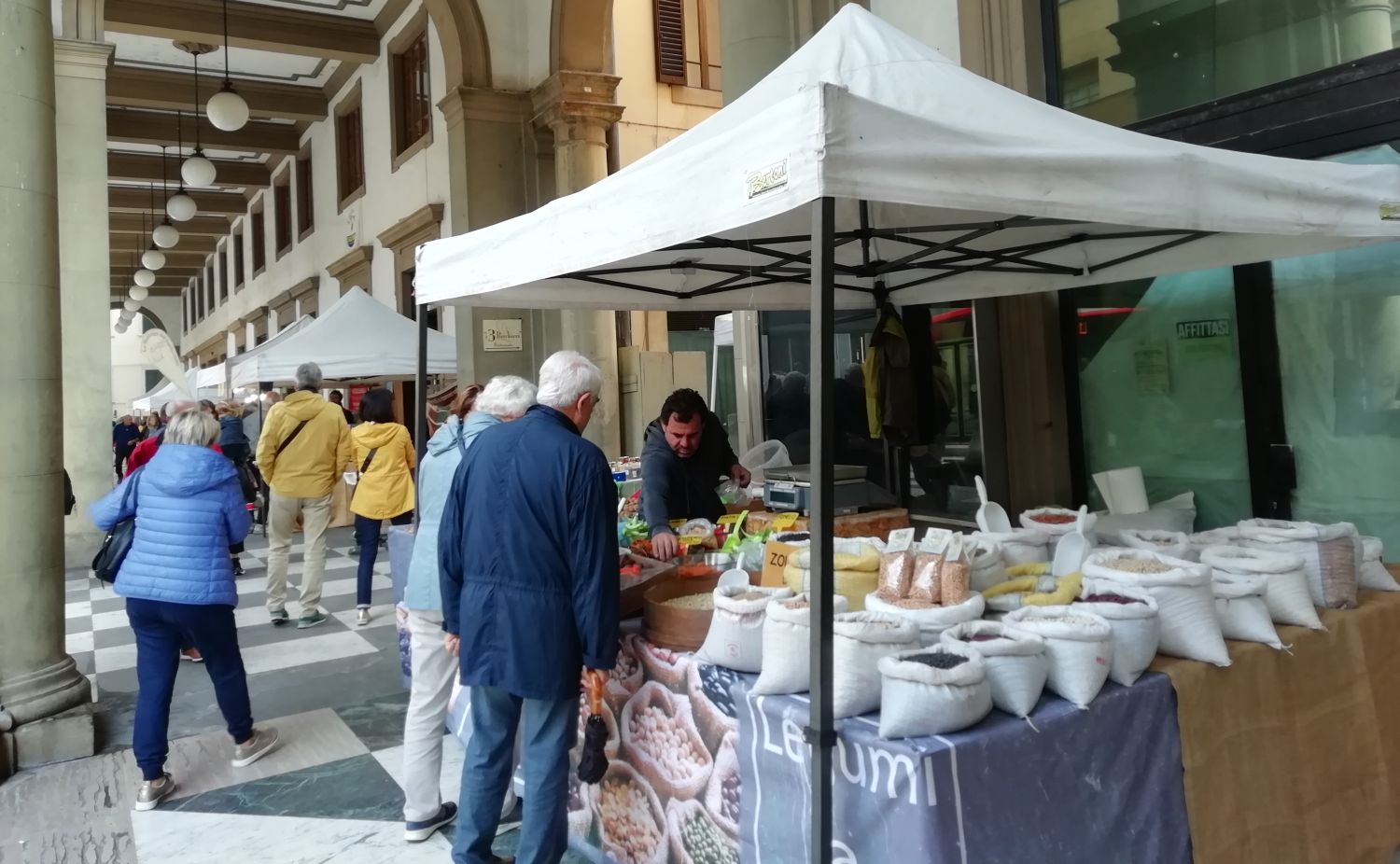Torna il Mercatale sotto i portici di via Roma