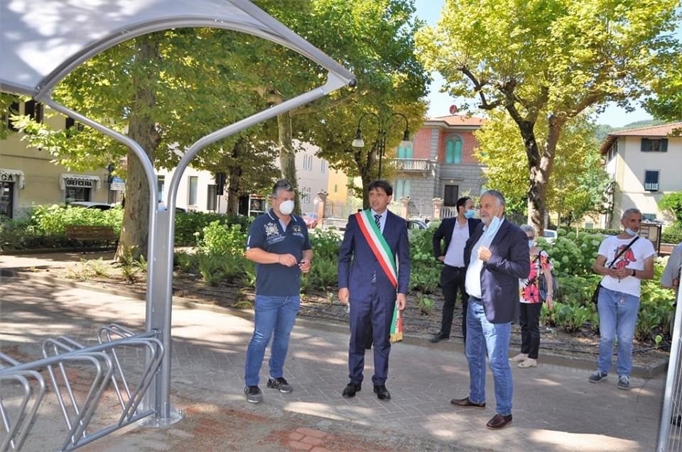 Inaugurata la pensilina per biciclette in piazza Mazzini, a Pratovecchio Stia