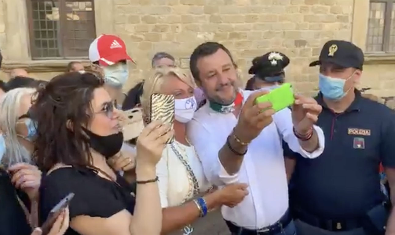 Bagno di selfie per Salvini