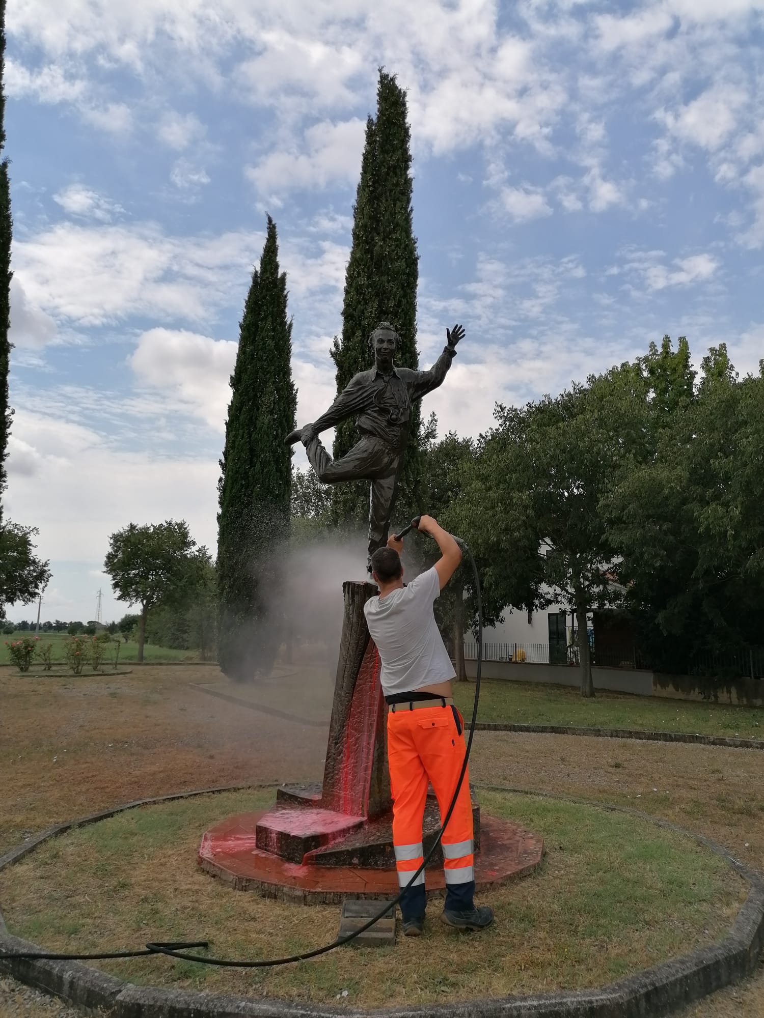 Castiglion Fiorentino, ripulito il monumento dedicato a Roberto Benigni