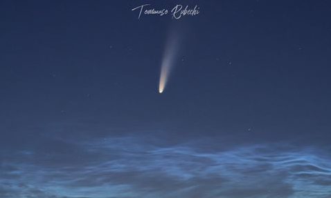 La cometa Neowise sopra al Duomo di Arezzo. Doppio spettacolo grazie alle nubi nottilucenti