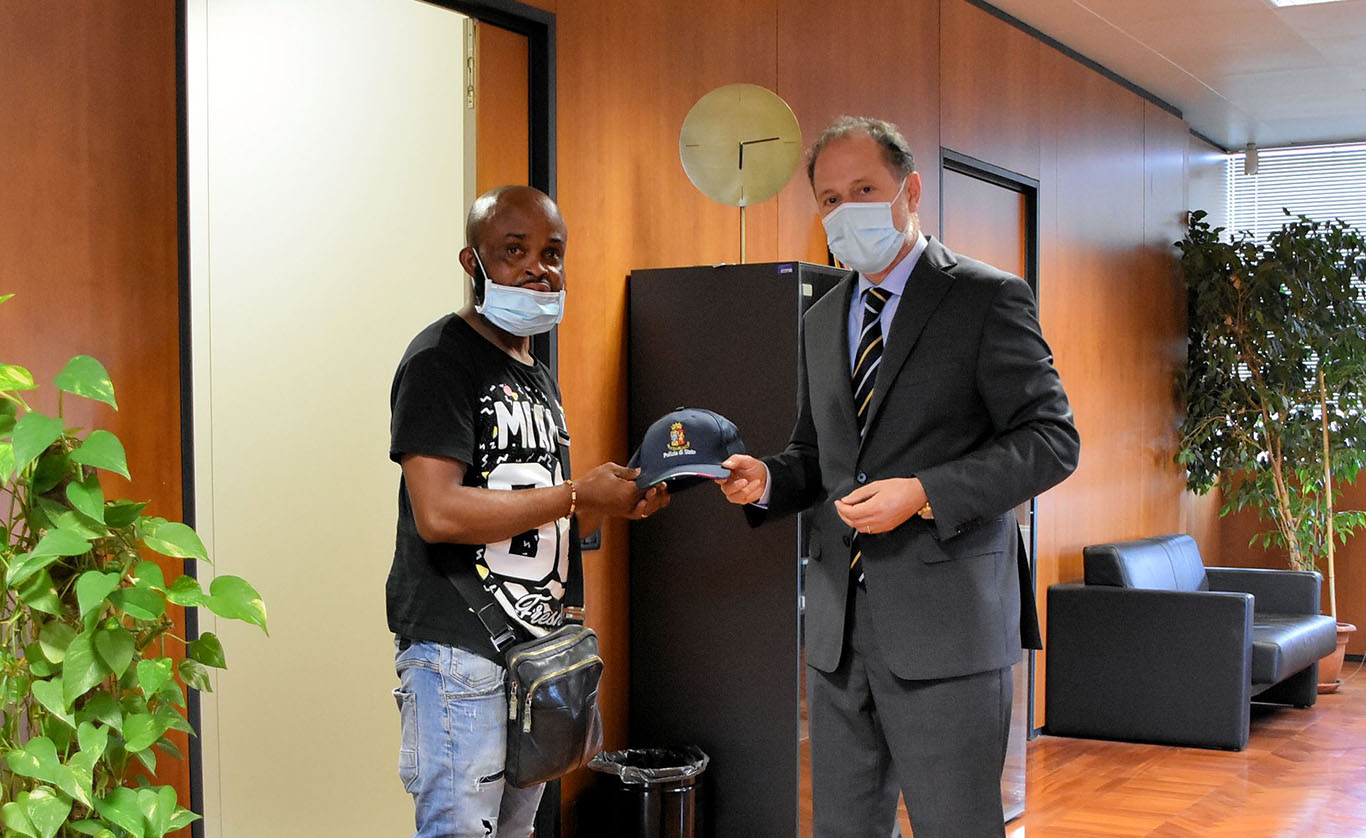 Cittadino nigeriano si accorge di un furto presso l’Obi di Arezzo, interviene ma viene malmenato dal ladro che poi scappa, arrestato poco dopo dalla polizia