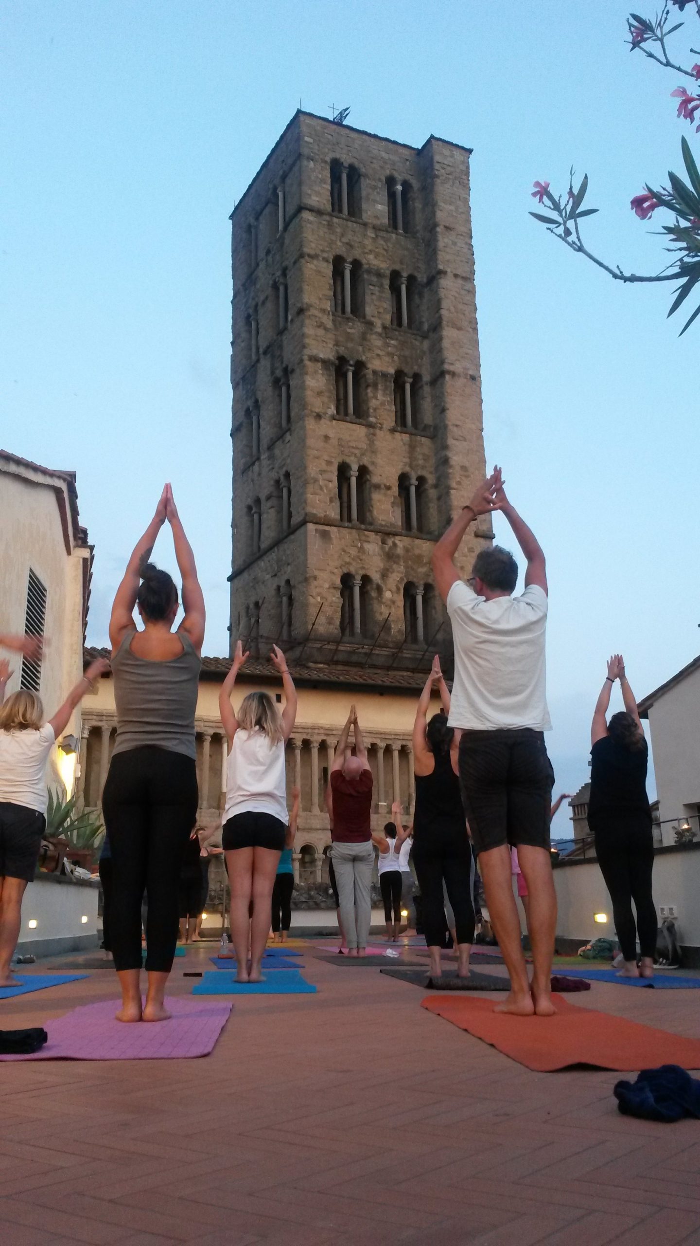 Giovedì 30 luglio ultimo appuntamento con “Yoga ad Arte” nel suggestivo scenario delle terrazze di Casa Bruschi