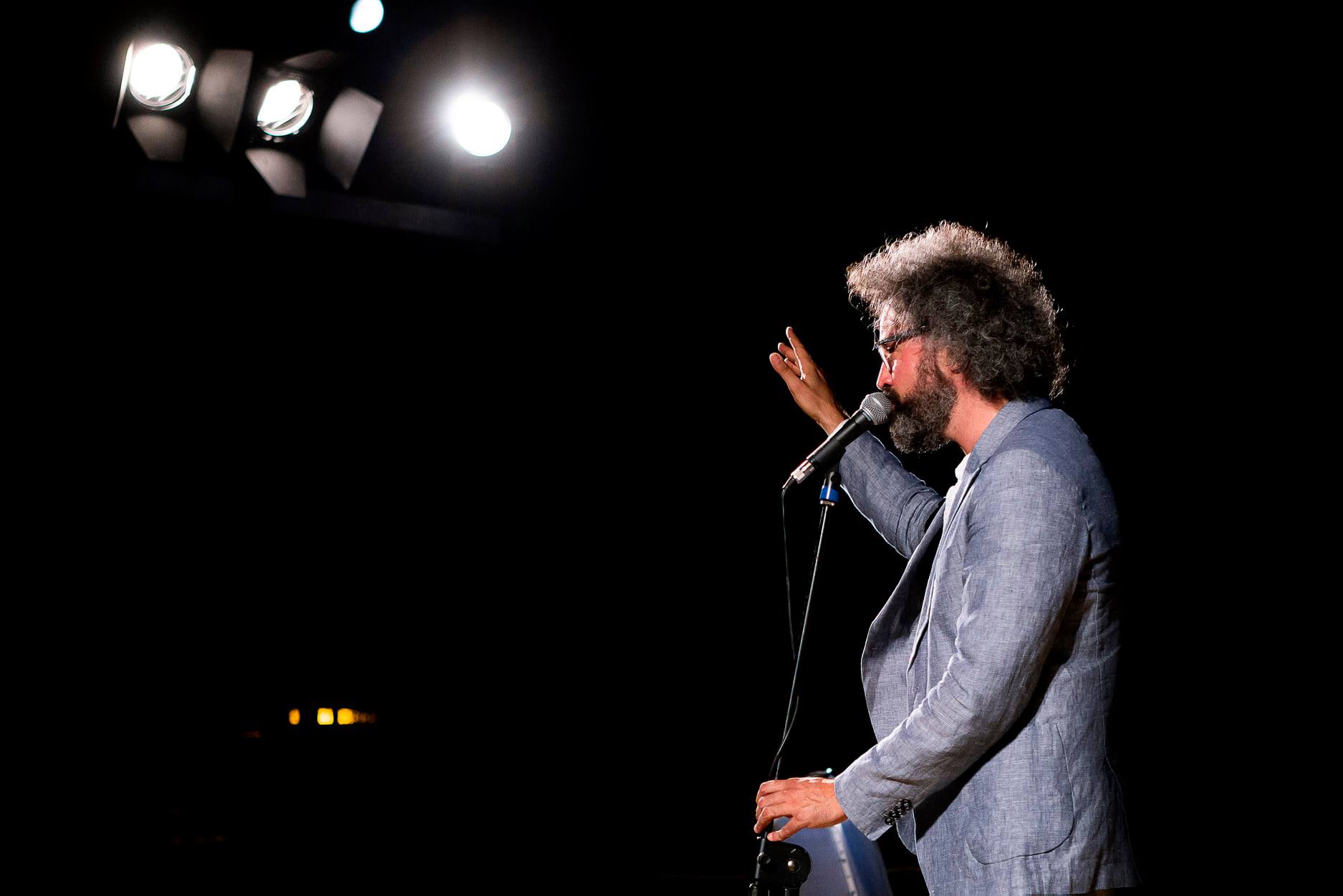 La magica notte di Cristicchi: è ovazione per la chiusura del Passioni Festival