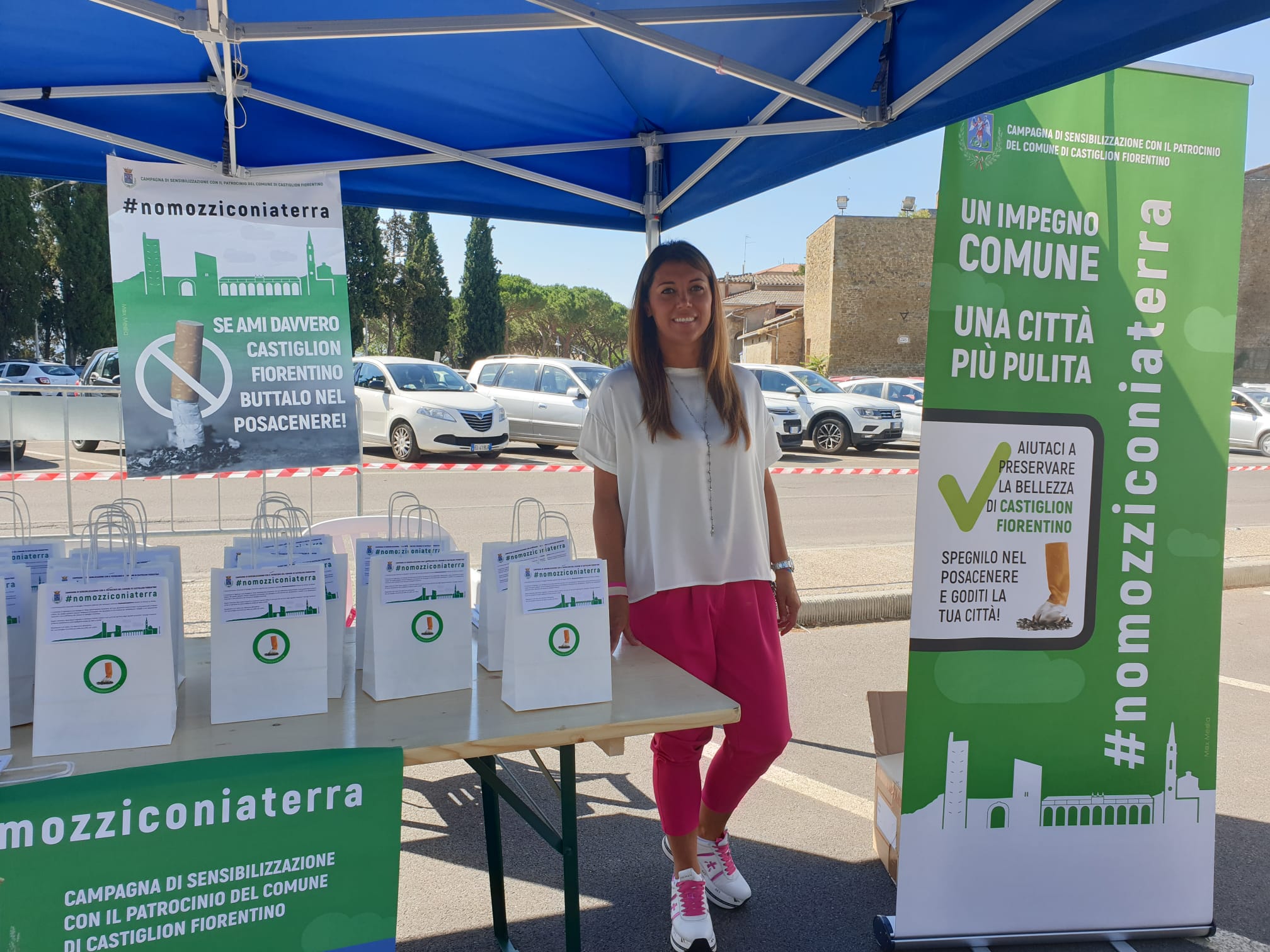 Oggi al mercato settimanale di Castiglion Fiorentino distribuzione dei gadget della campagna ambientale #nomozziconiaterra