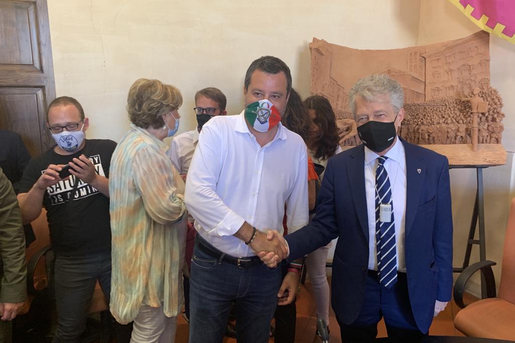 Salvini ad Arezzo al fianco di Ghinelli: “le incursioni della magistratura non devono incidere sulle scelte della città”