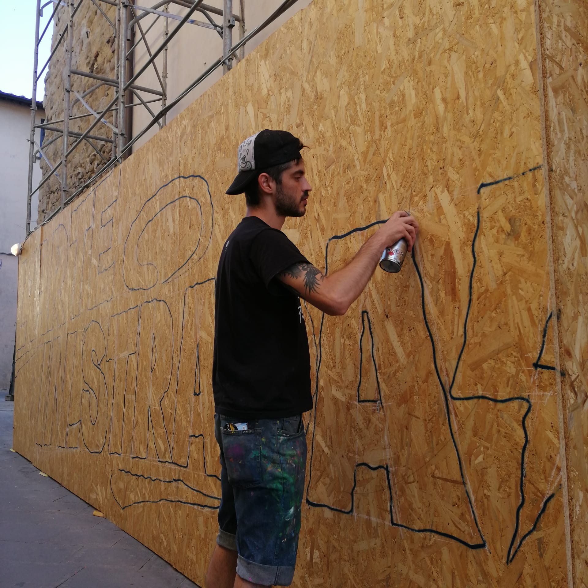 Ispirazione Banksy, la performance live di Ninjaz a Sansepolcro. Il noto writer fiorentino sta lavorando nel cantiere edilizio della chiesa di Sant’Agostino