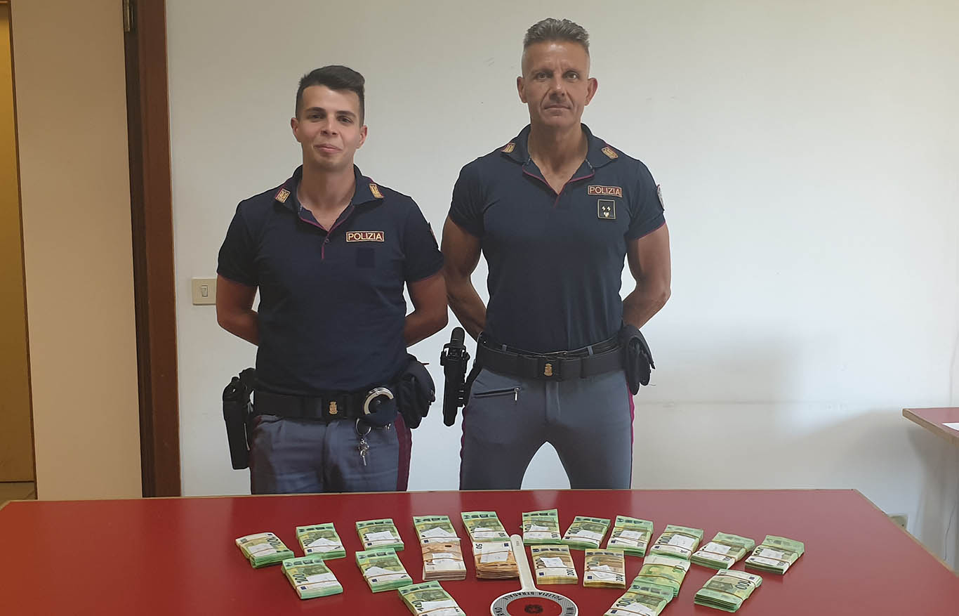 La Polizia di Stato sequestra in Autostrada 220 mila euro in contanti