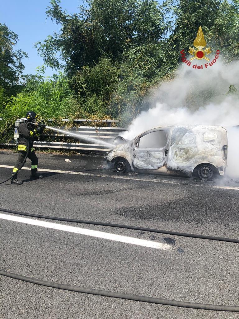 Furgone in fiamme in A1