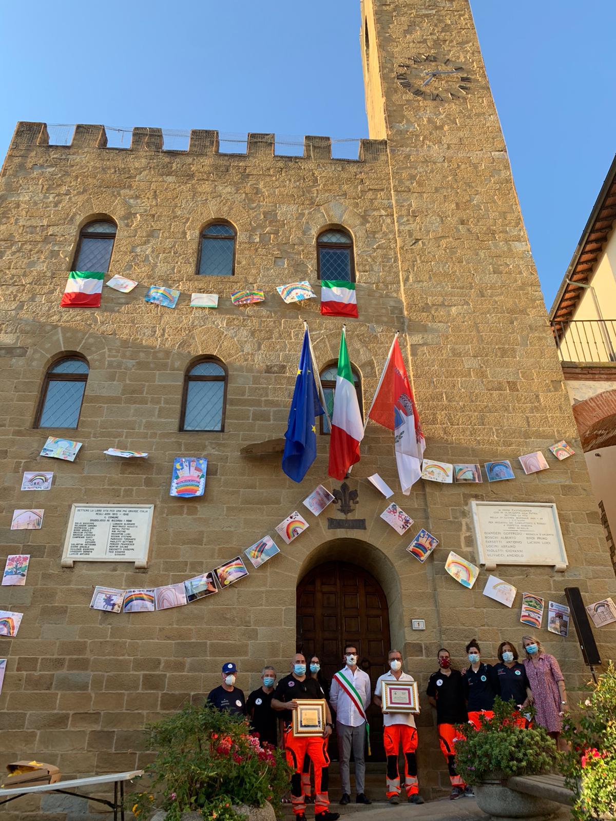 Disegni del lockdown fatti dai bambini appesi al palazzo comunale