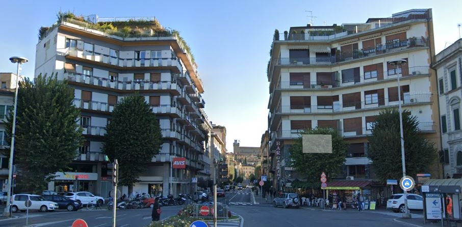 No al taglio degli alberi in piazza della Stazione