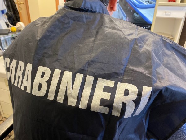 Sorpresi in flagranza mentre rubano carburante da un mezzo agricolo i carabinieri arrestano 4 giovani