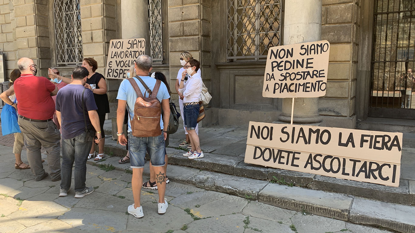 La protesta degli espositori della Fiera Antiquaria davanti al Comune di Arezzo
