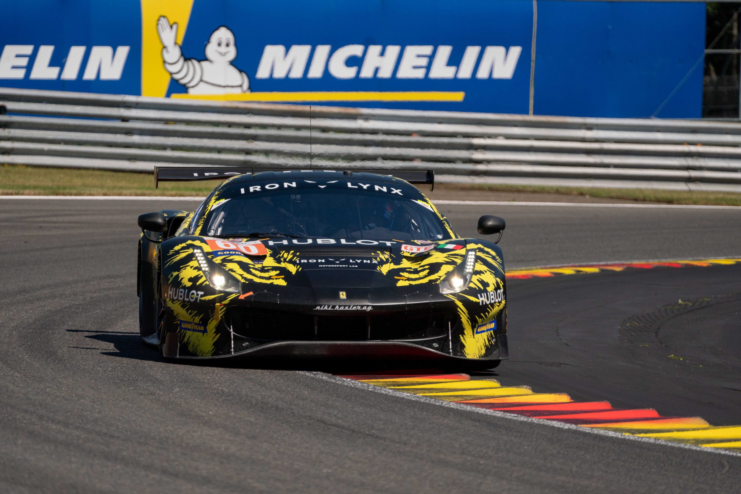 Andrea e Giacomo Piccini in pista per la vittoria sulla leggendaria pista di SPA. I due fratelli di Sansepolcro sulle ferrari 488 si sfidano in pista e gestiscono insieme la loro squadra ai box