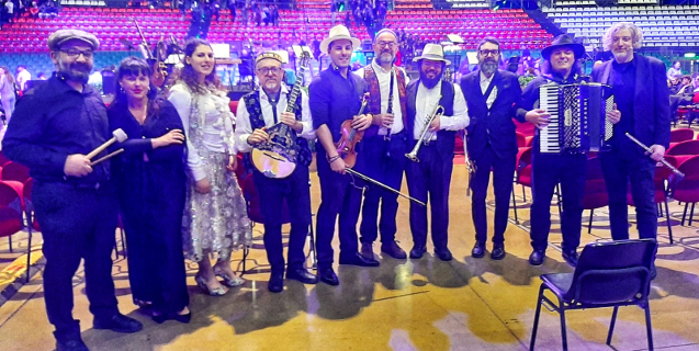 Romanò Simchà con Santino Spinelli e l’Orchestra Multietnica di Arezzo. Il Festival delle Musiche si prepara a vivere la prima festa ebraica rom italiana per lo storico incontro tra i due gruppi musicali