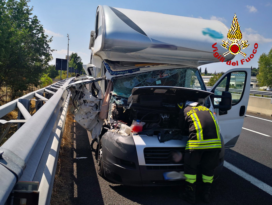 Perde il controllo del suo camper in A1 e impatta sul guardrail. Feriti lievemente padre e figlio, la madre e più grave