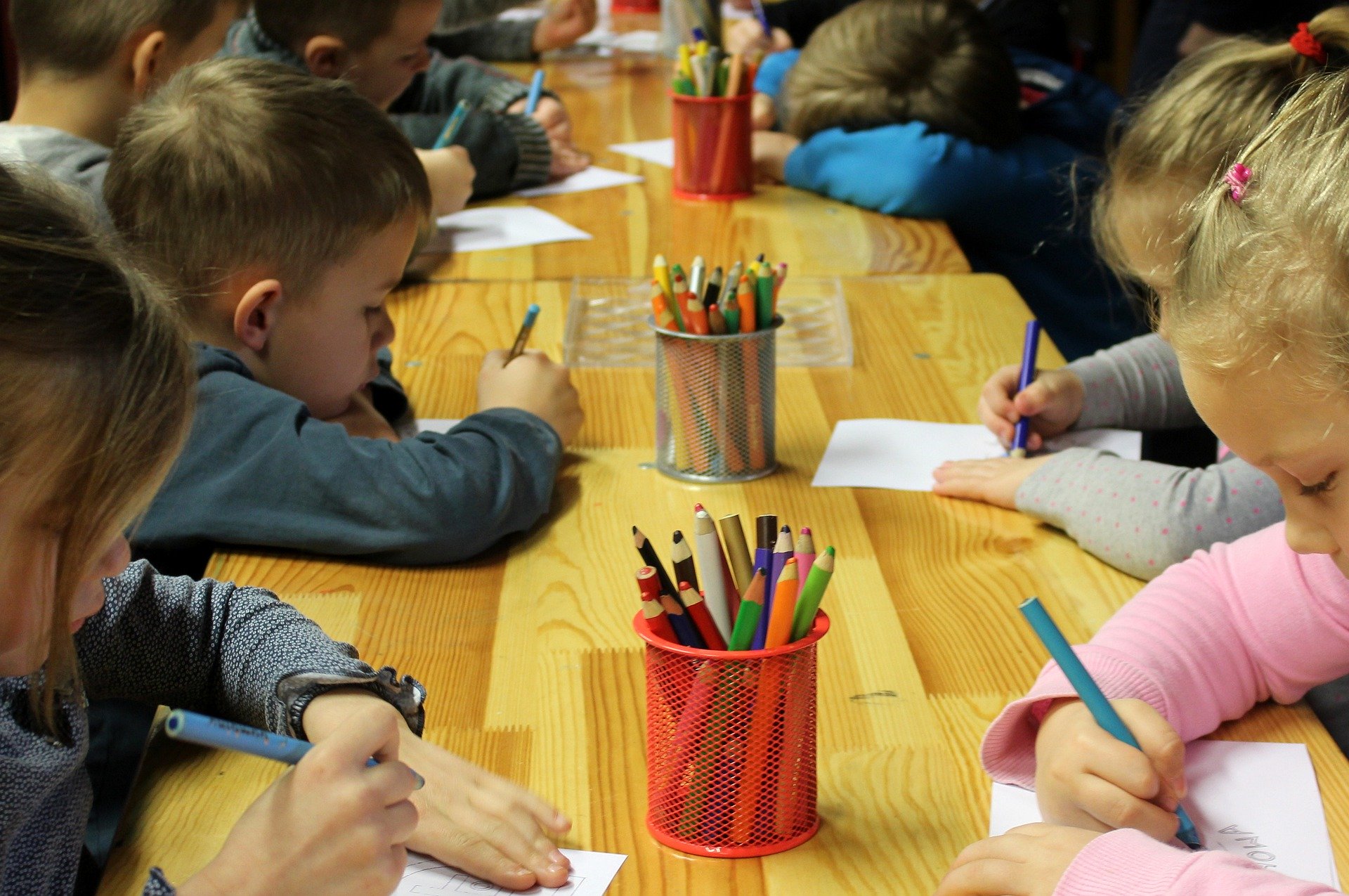 Scuola, nuove indicazioni anti Covid su trasporto scolastico, colloqui genitori-insegnanti e mensa