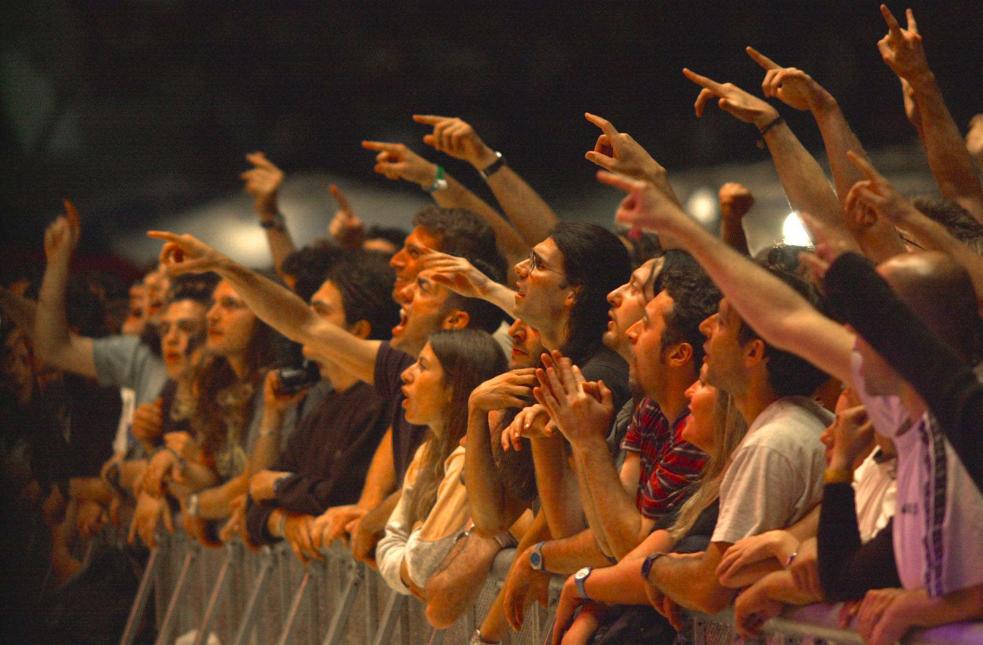 “Anfiteatro sotto le stelle”: Jovanotti e il collettivo Soleluna, video concerto inedito ad Arezzowave 2003 e le immagini e i video del pubblico e dei momenti più belli della storia di Arezzowave