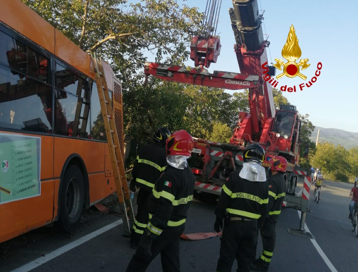 Subbiano, autobus esce di strada