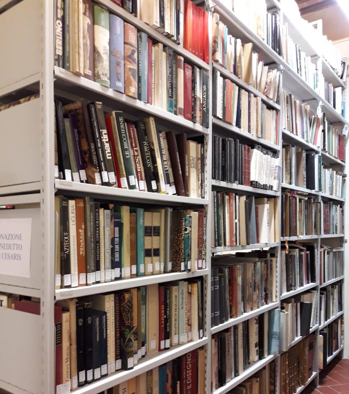 La Biblioteca di Castiglion Fiorentino ha ottenuto un finanziamento di 10000 euro, dichiarando un patrimonio librario pari a 58273 volumi, di cui 21000 riferibili alla collezione antica e la restante parte alla sezione moderna