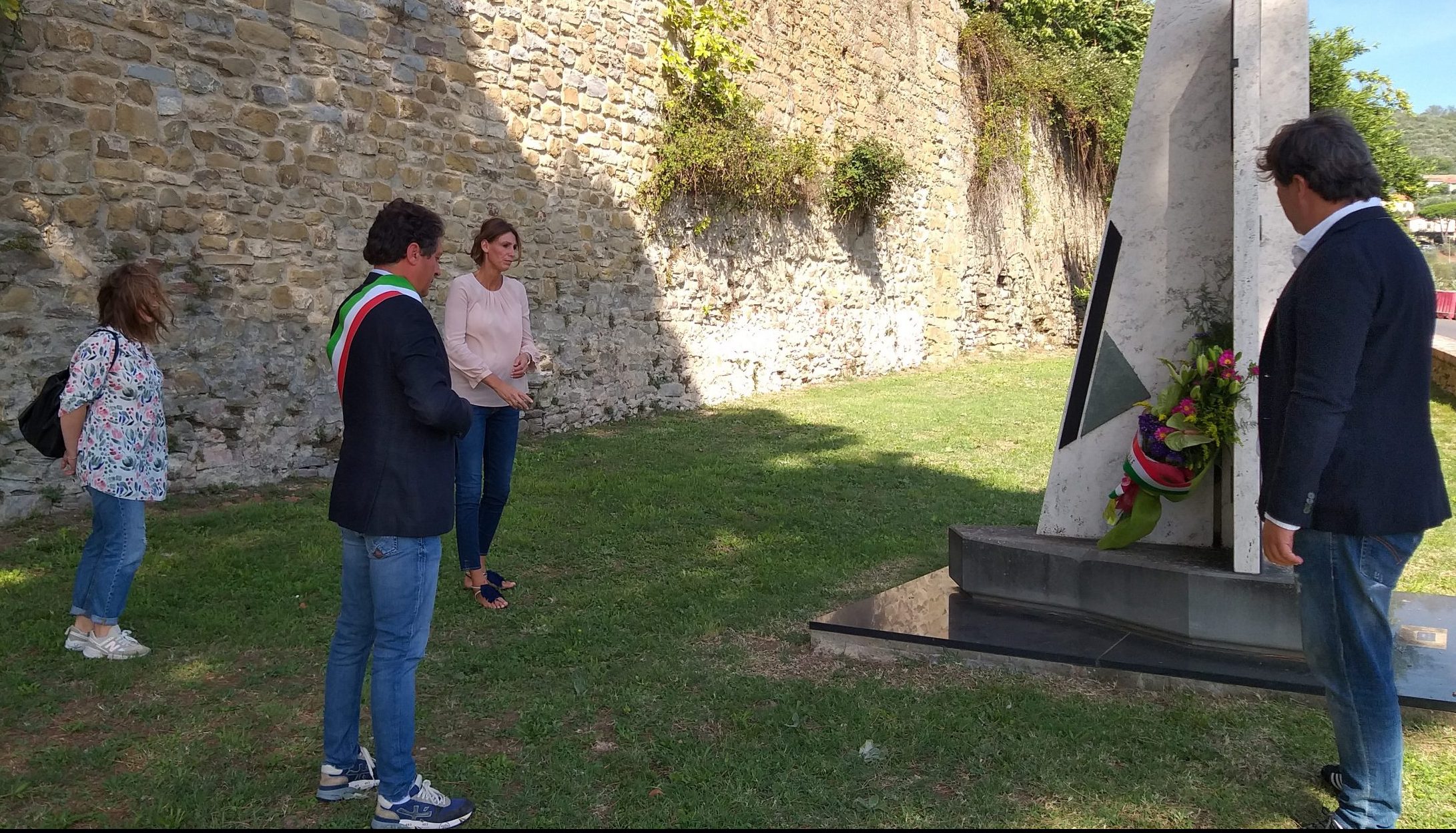 Deposto mazzo di fiori in ricordo dell’11 settembre 2001 e di tutte le vittime della violenza e del terrorismo.