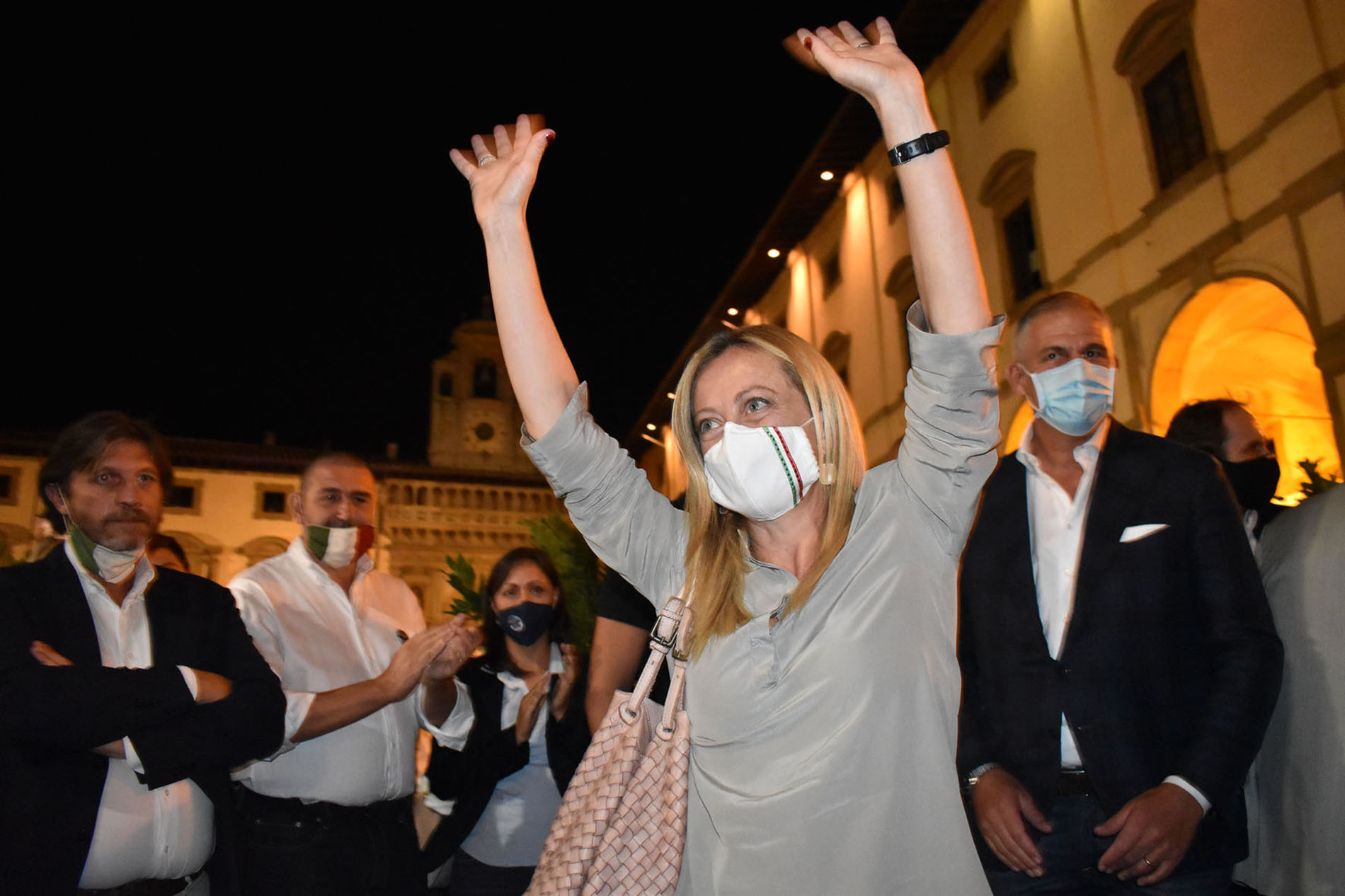 Bagno di folla in Piazza Grande per Giorgia Meloni