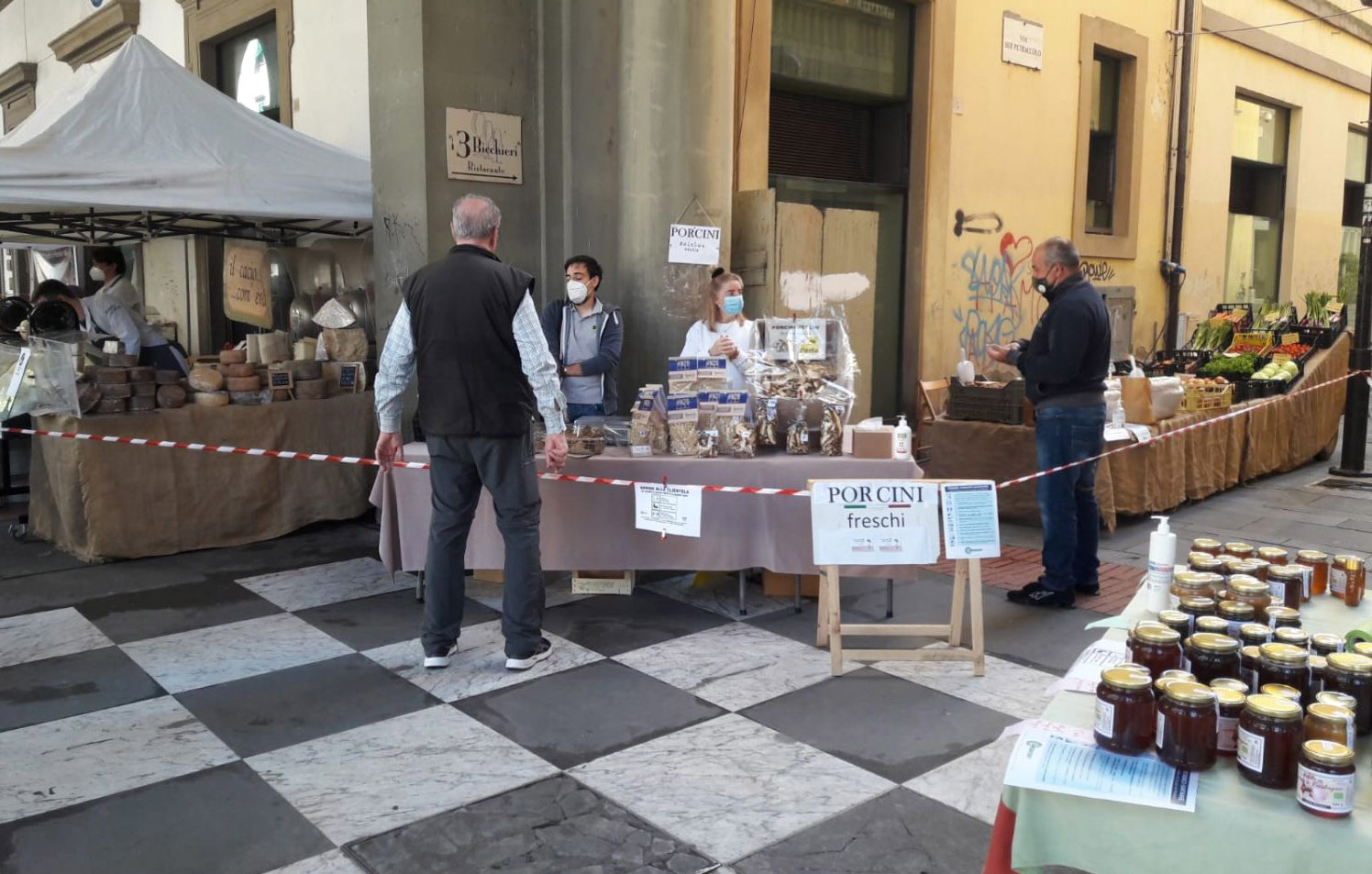 Mercatale sotto i portici di Via Roma