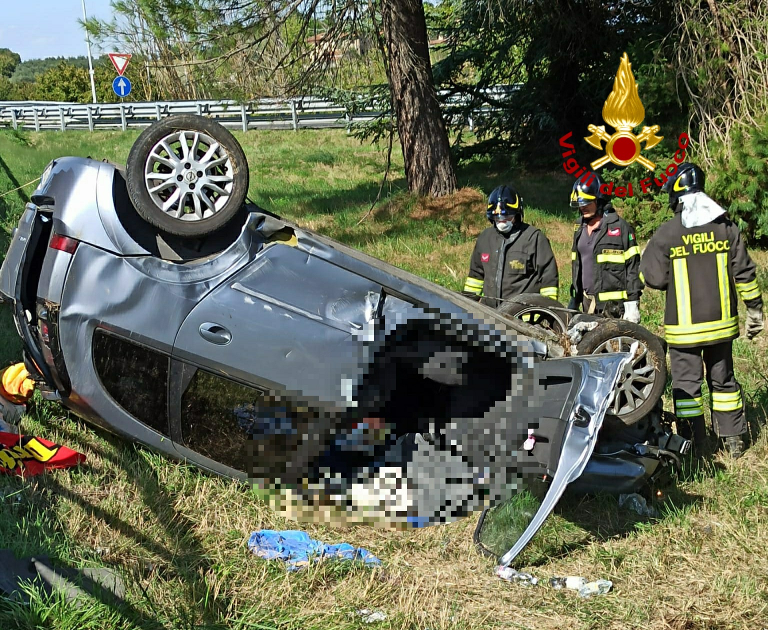 Auto si ribalta in autostrada. Feriti padre, madre e un 13enne