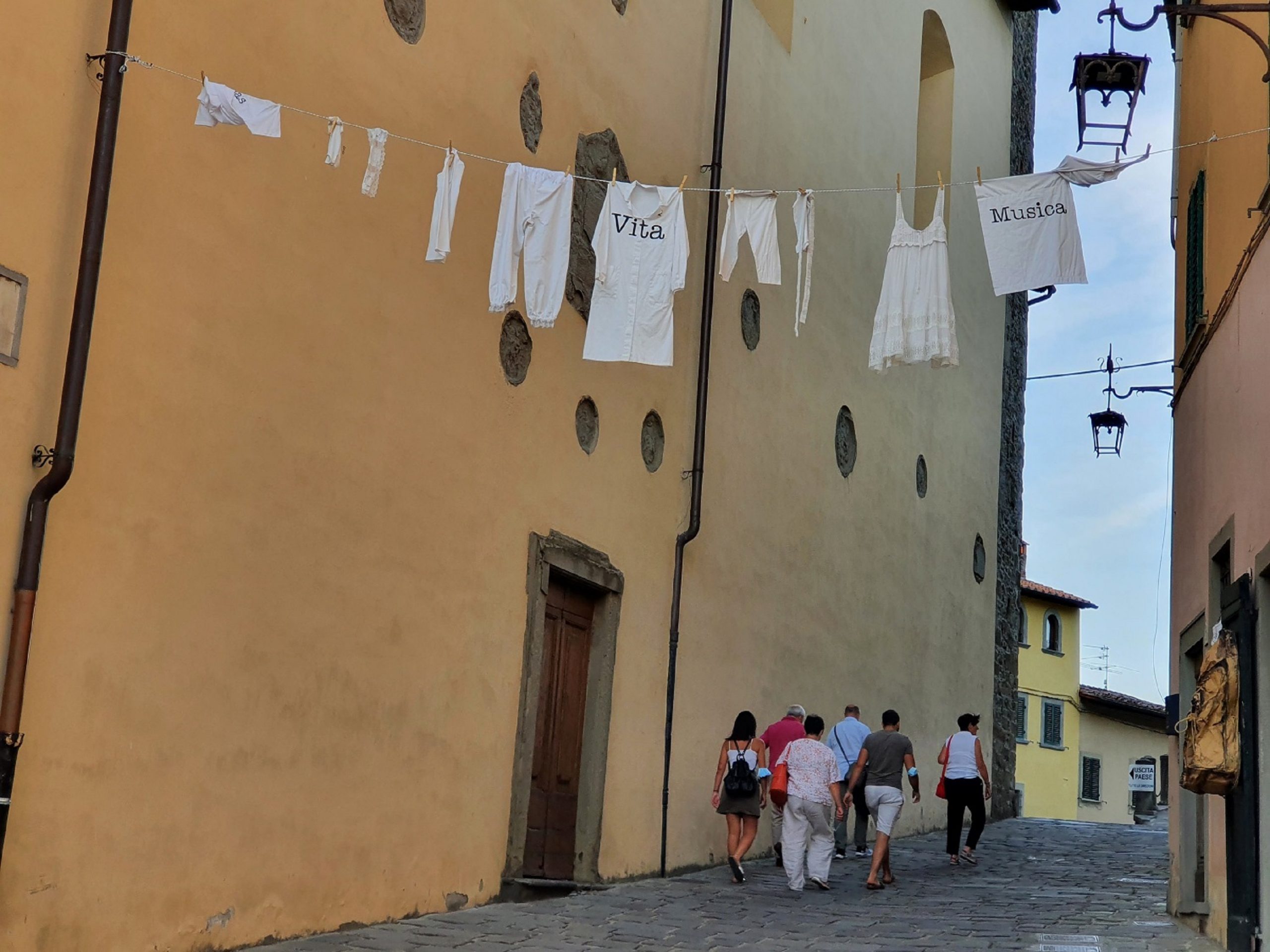 Essere Con-Temporanei, tanti turisti a Poppi per visitare le installazioni artistiche nel centro storico. La mostra diffusa prosegue fino al 13 settembre