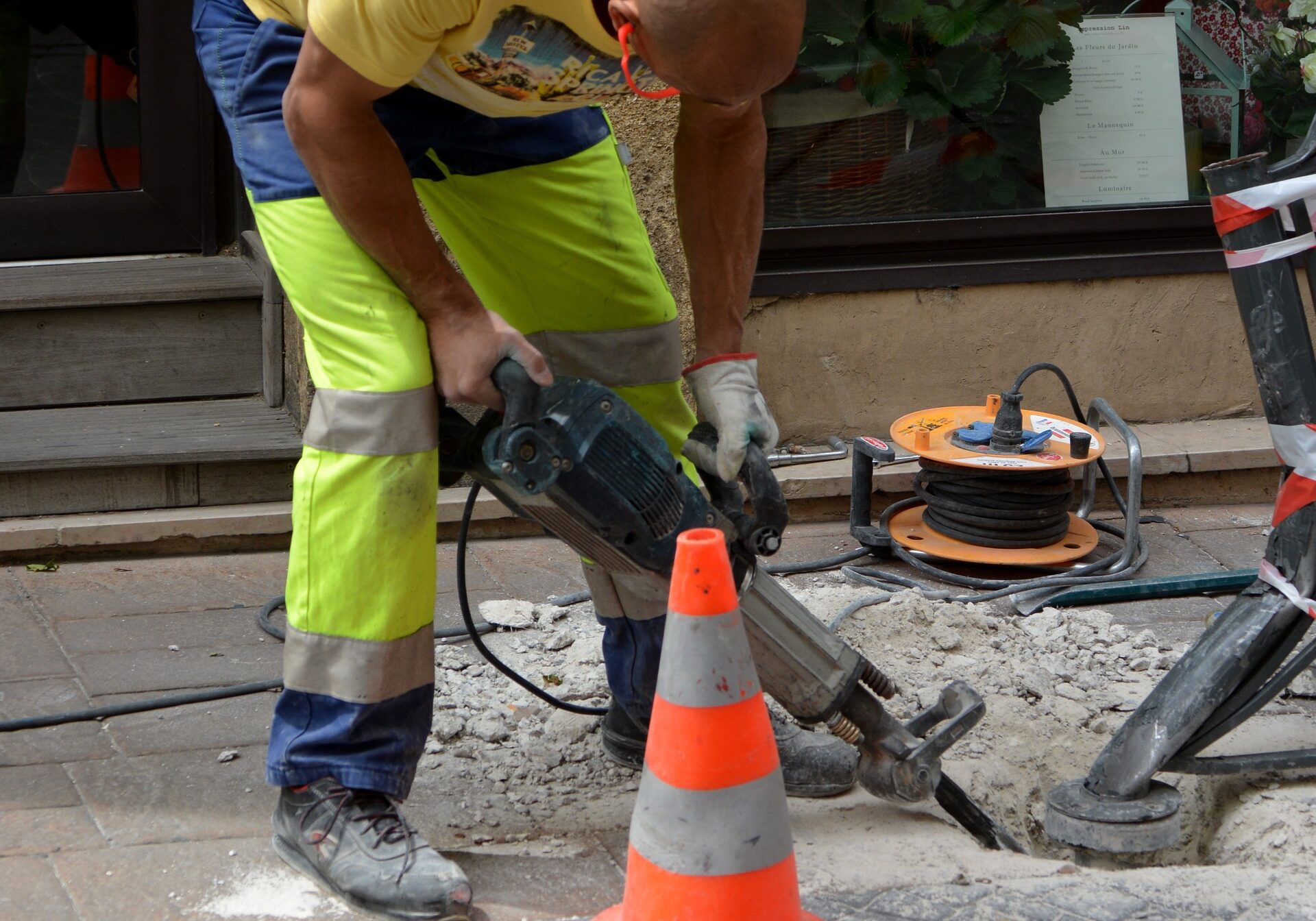 Montevarchi: lavori di nuova pavimentazione di via Roma