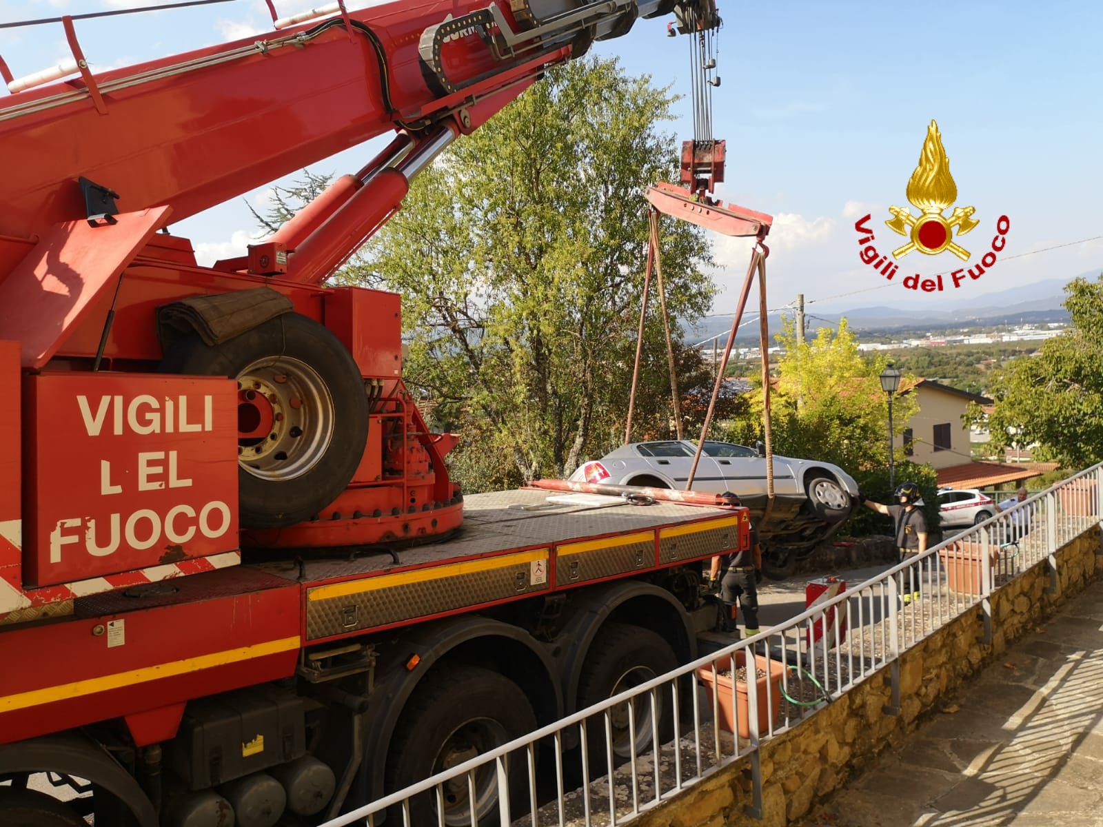 Finisce fuori strada con l’auto, recuperato dai vigili del fuoco