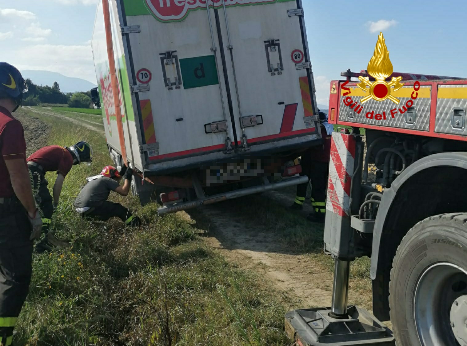 Esce di strada con il camion. Rimosso dalla sede stradale dai vigili del fuoco
