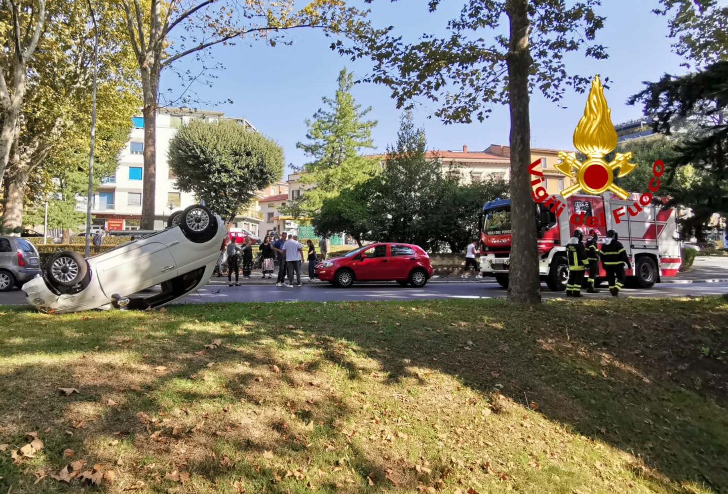 Si tamponano e poi un’auto si ribalta, feriti due trentenni