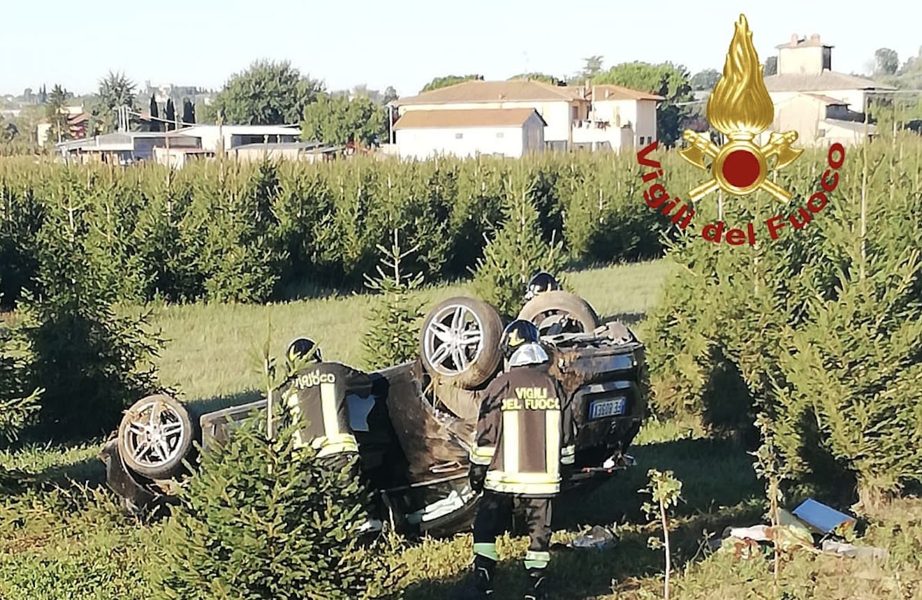Esce di strada con la macchina, che poi si ribalta