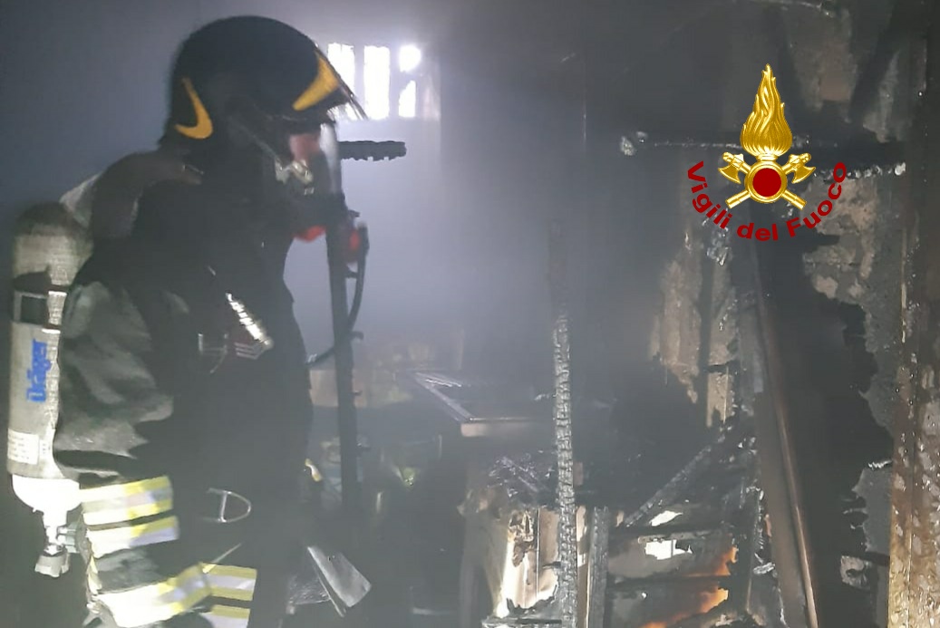 Prende fuoco una cantina a Pozzo della Chiana, nessun ferito