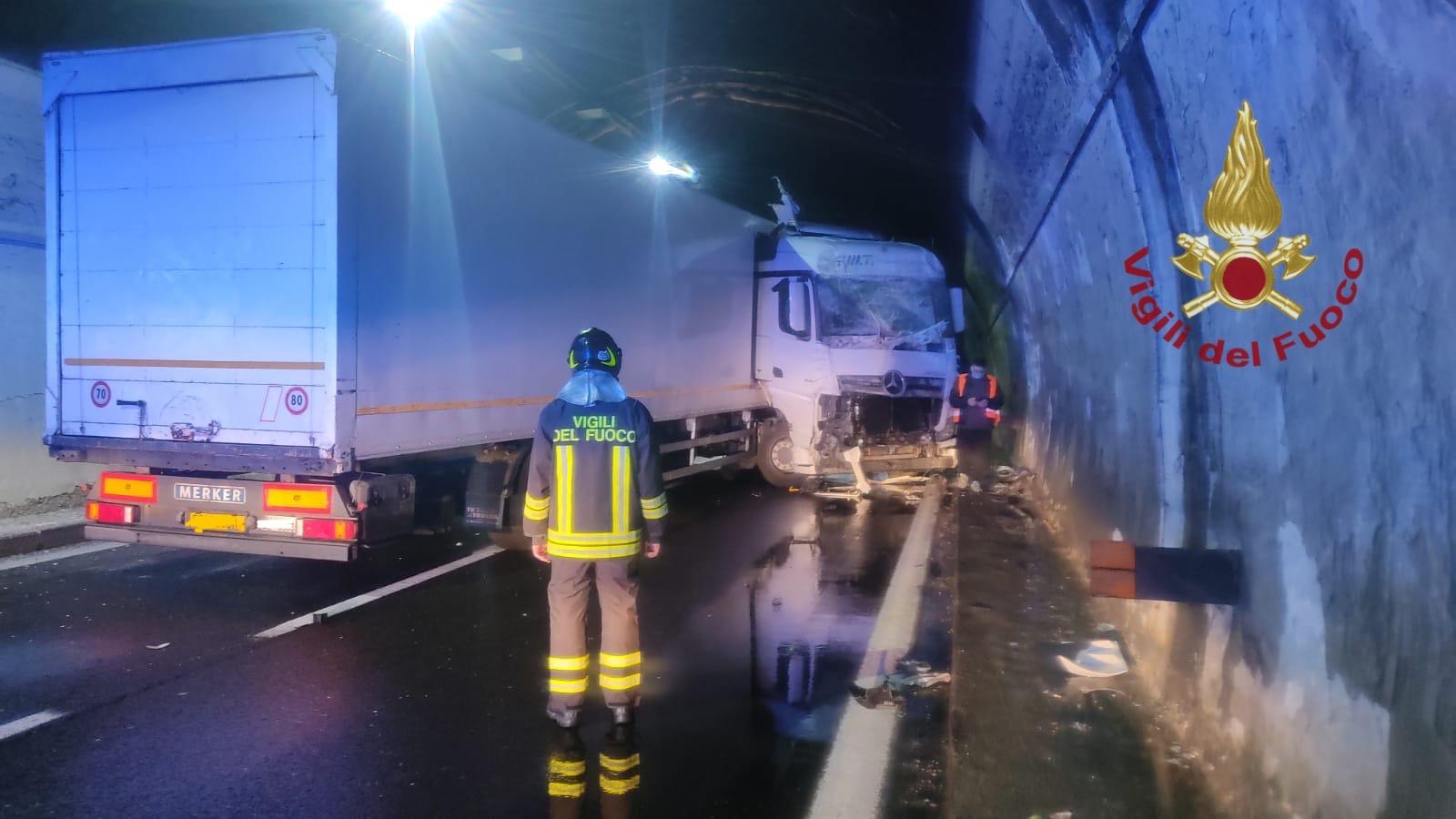 Incidente autostradale in nottata , intervenuti i Vigili del Fuoco