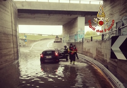 Rimane bloccata dentro auto nel sottopasso allagato, soccorsa dai vigili del fuoco