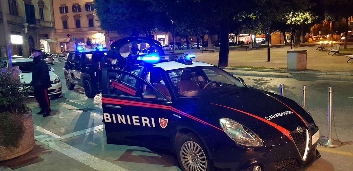 Nella notte devasta il centro storico di Arezzo, danneggiando un bar e decine tra auto e moto in sosta. Bloccato dai Carabinieri