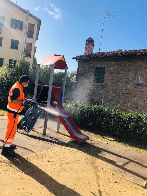 Parchi, comune sanifica le attrezzature ludiche