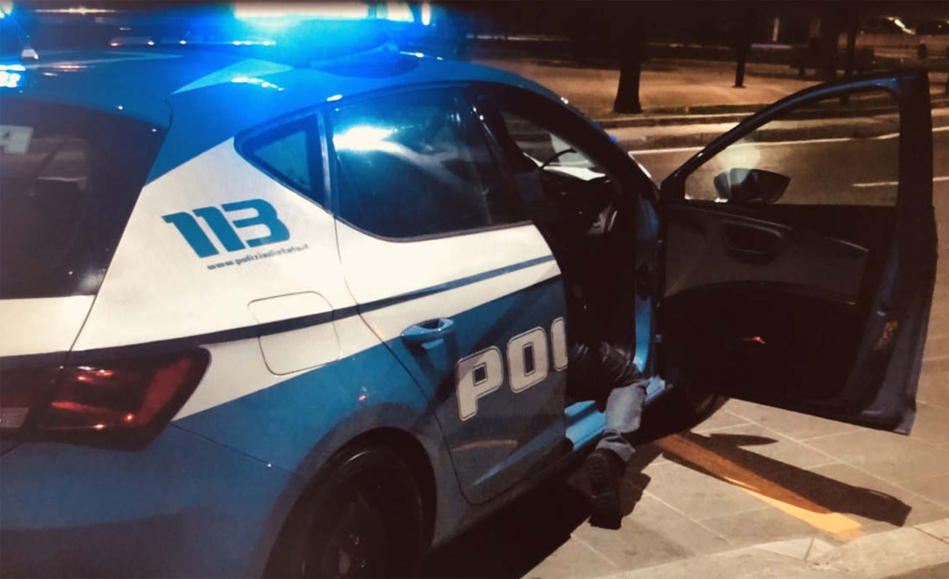 Spacciava al volo salendo a bordo dell’auto dei “clienti”. La Polizia di Stato arresta spacciatore albanese