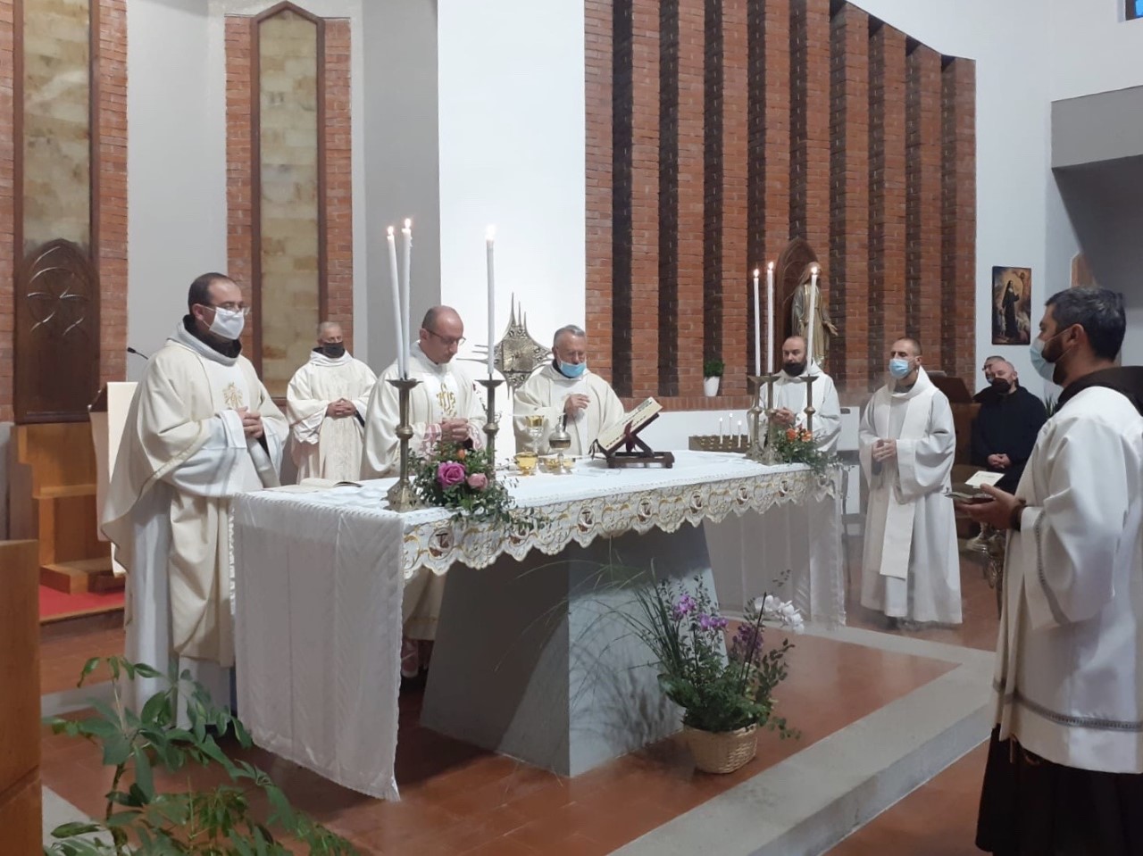 Il Sindaco Tellini ha consegnato a Frate Michele e al suo vice Francesco Maria, una pergamena di ringraziamento e ha dato il benvenuto al nuovo parroco Don Alessio