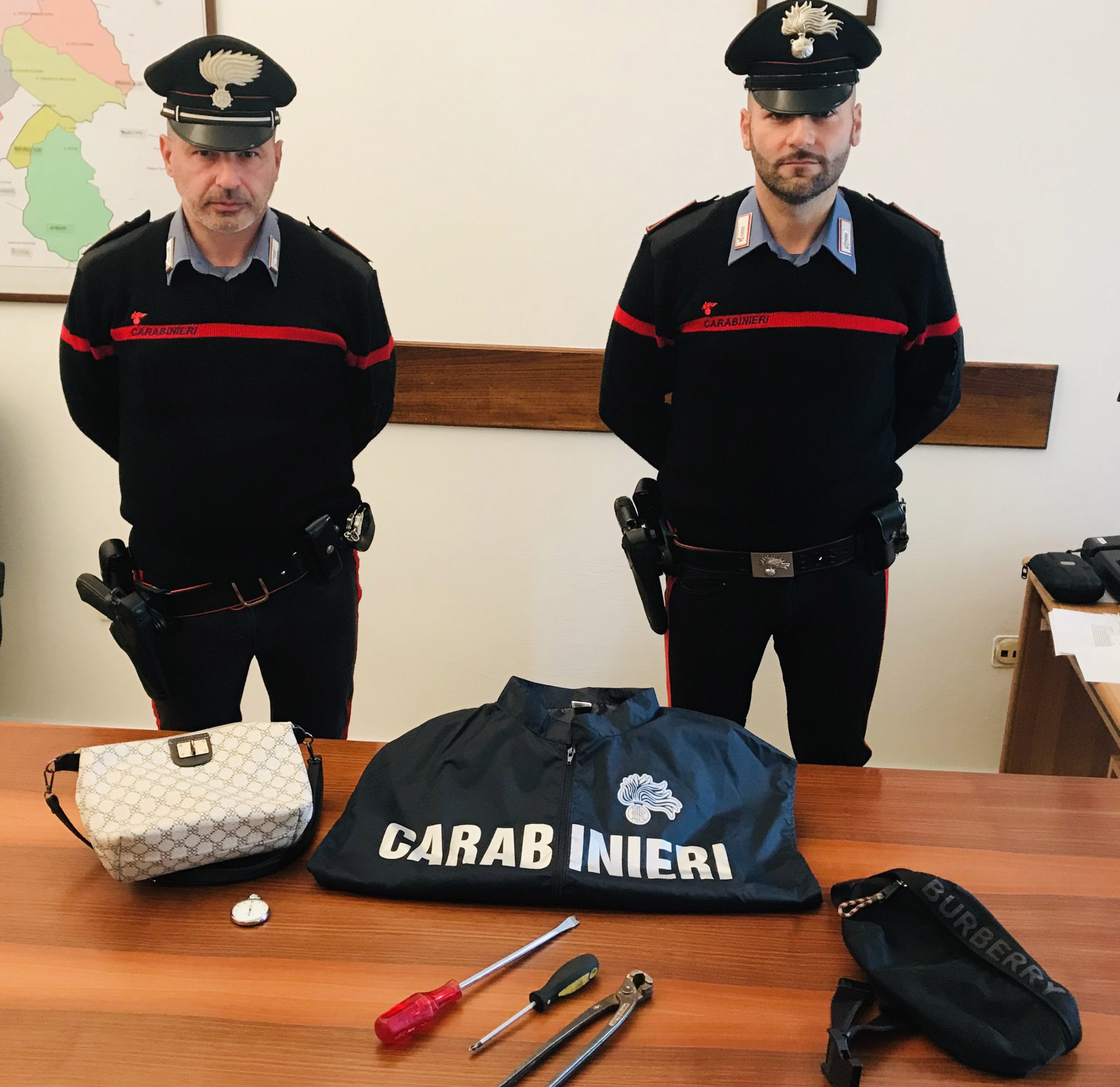 Tentano il furto un’abitazione: arrestati in 5 dai carabinieri