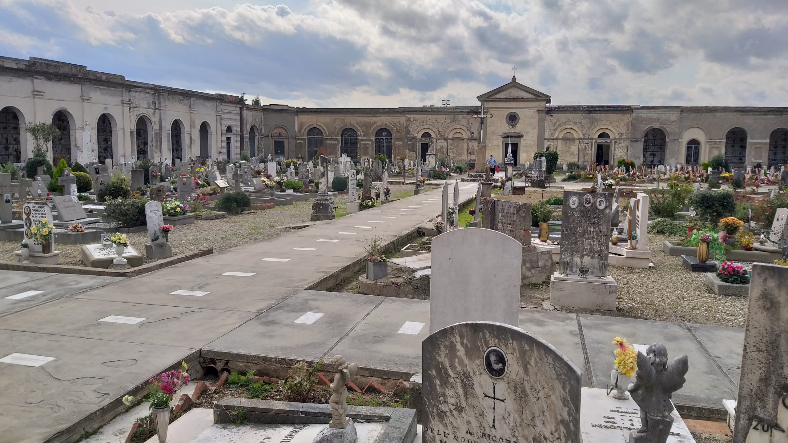 Commemorazione dei Santi e Defunti: il sindaco Agnelli raccomanda di recarsi al cimitero in modo scaglionato
