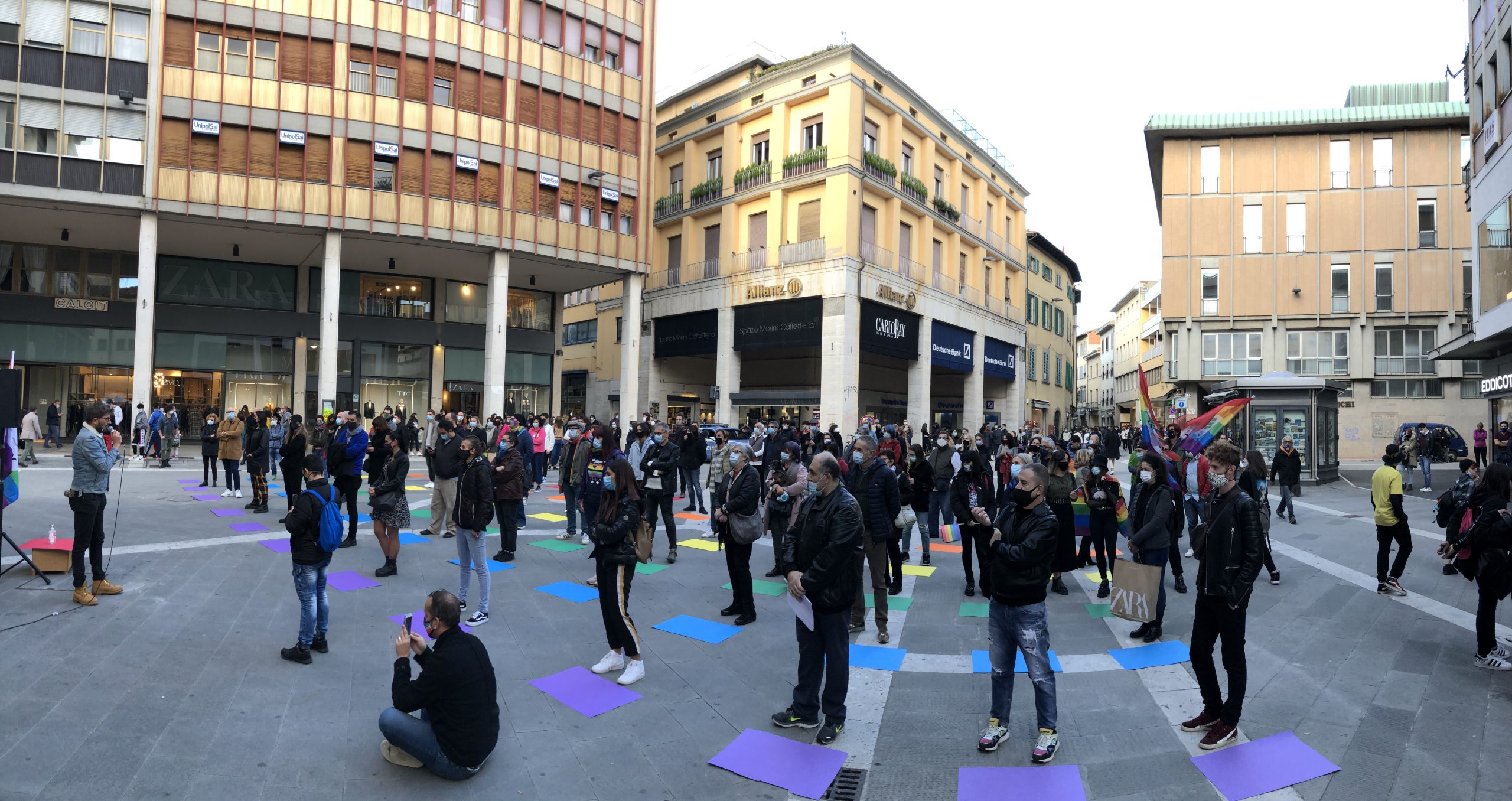 Oltre 150 persone al flash mob in Piazza San Jacopo