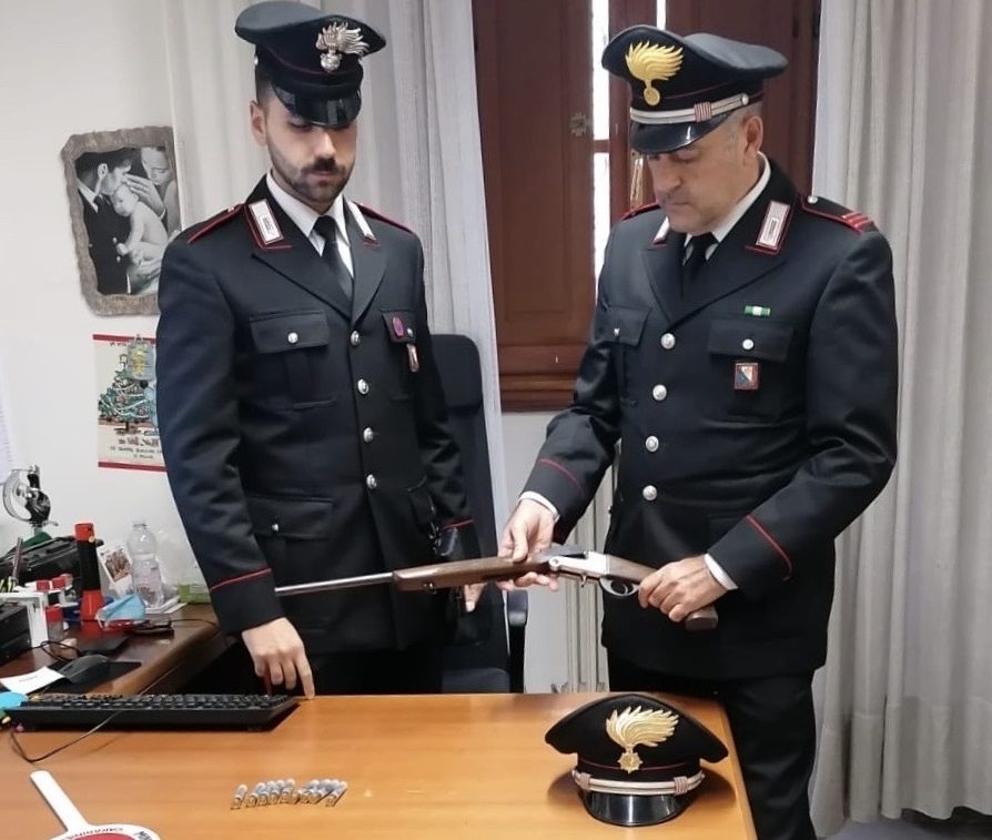 Nascondeva in casa un fucile a canne mozze, arrestato dai Carabinieri