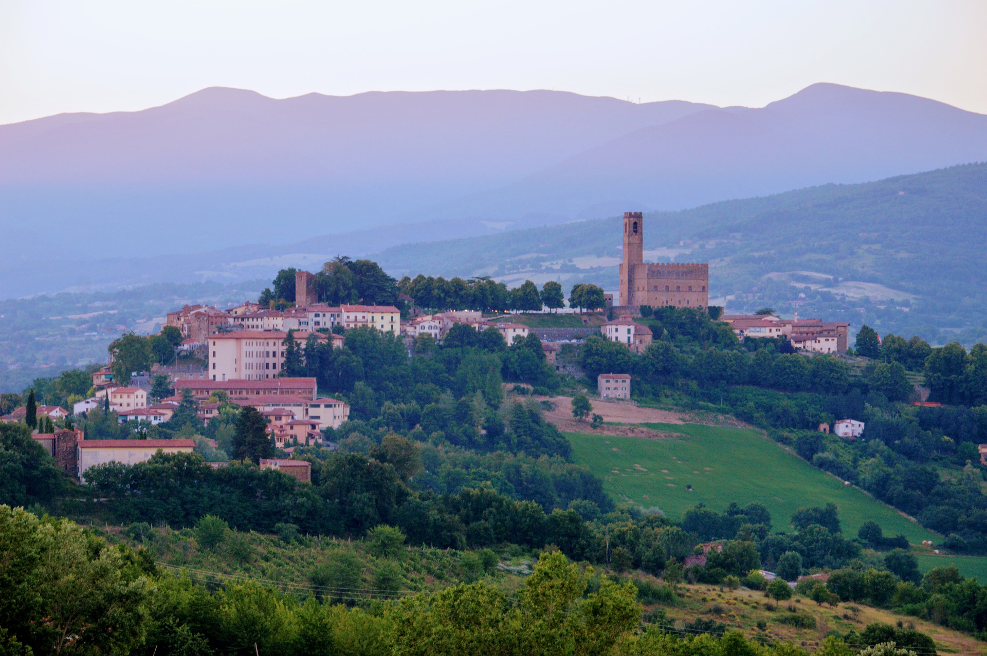 Poppi si trasforma nel “Borgo dei desideri”: appuntamento questa sera nel centro storico